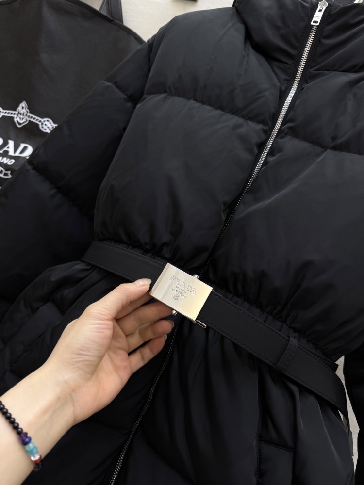 Куртка с капюшоном и поясом женская фото 6