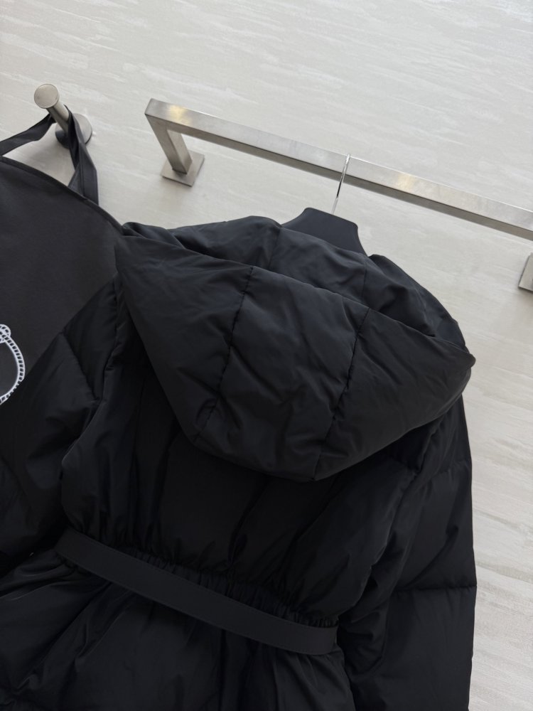 Куртка с капюшоном и поясом женская фото 8