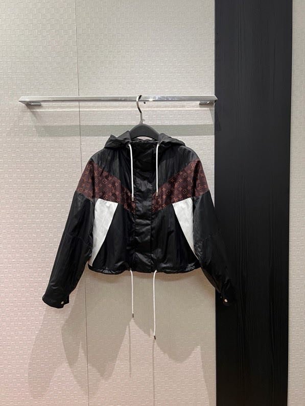 Куртка вітровка жіноча