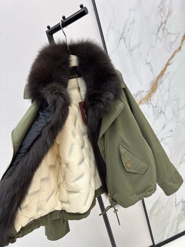 Куртка жіноча з хутряним коміром фото 5