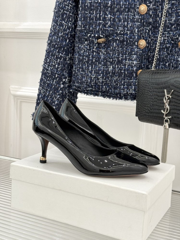 Лаковые туфли-лодочки на kitten heel с острым носком