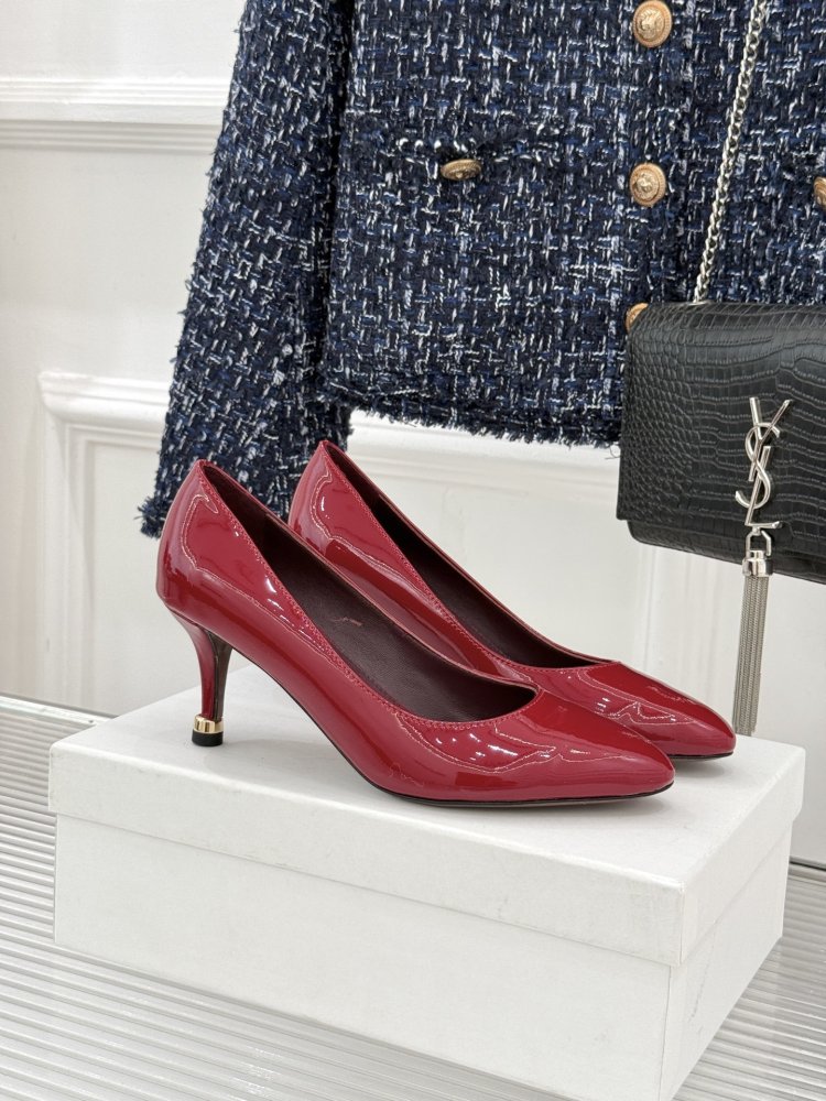 Лаковые туфли-лодочки на kitten heel с острым носком