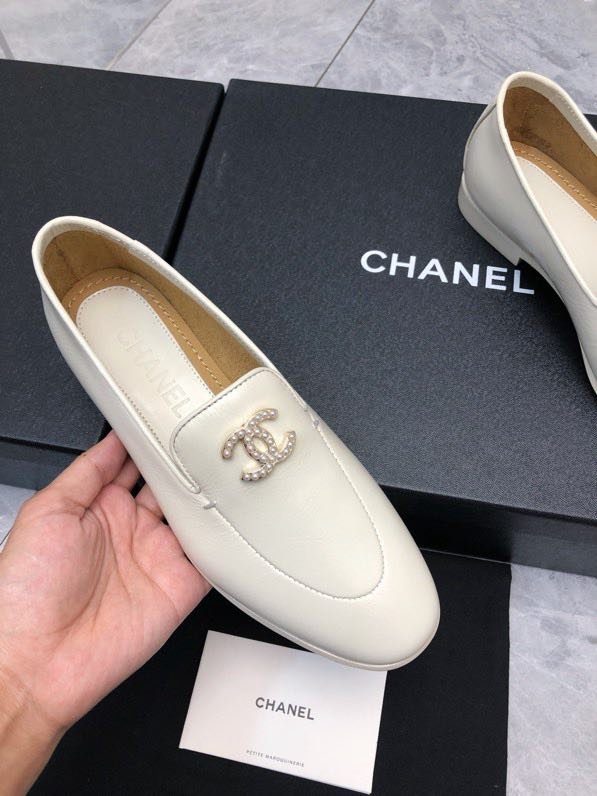 Лоферы of smooth skin from logo CC of стразов on flat soled at white color фото 2
