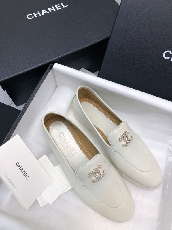 Лоферы of smooth skin from logo CC of стразов on flat soled at white color фото 8
