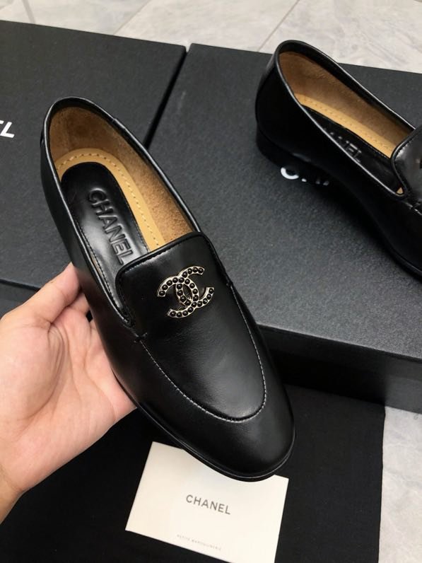 Лоферы of smooth skin from logo CC of стразов on flat soled at black color фото 5