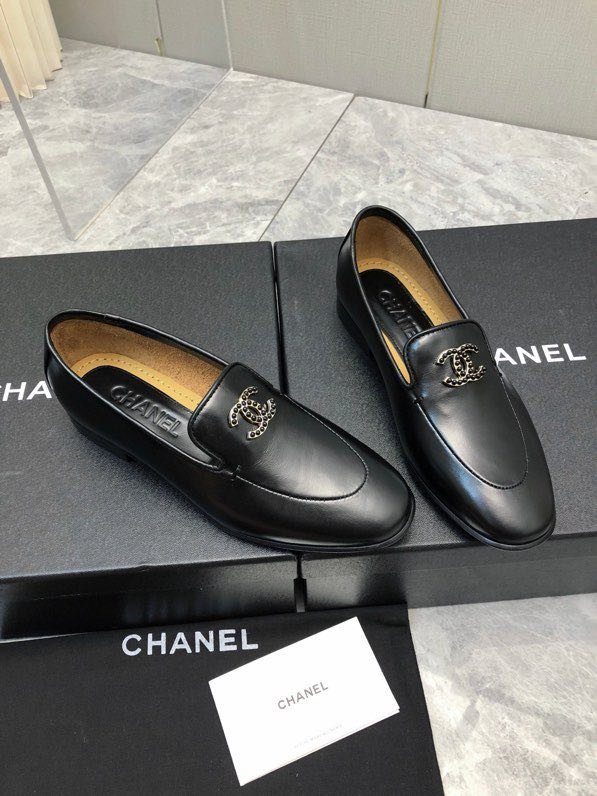 Лоферы of smooth skin from logo CC of стразов on flat soled at black color фото 6