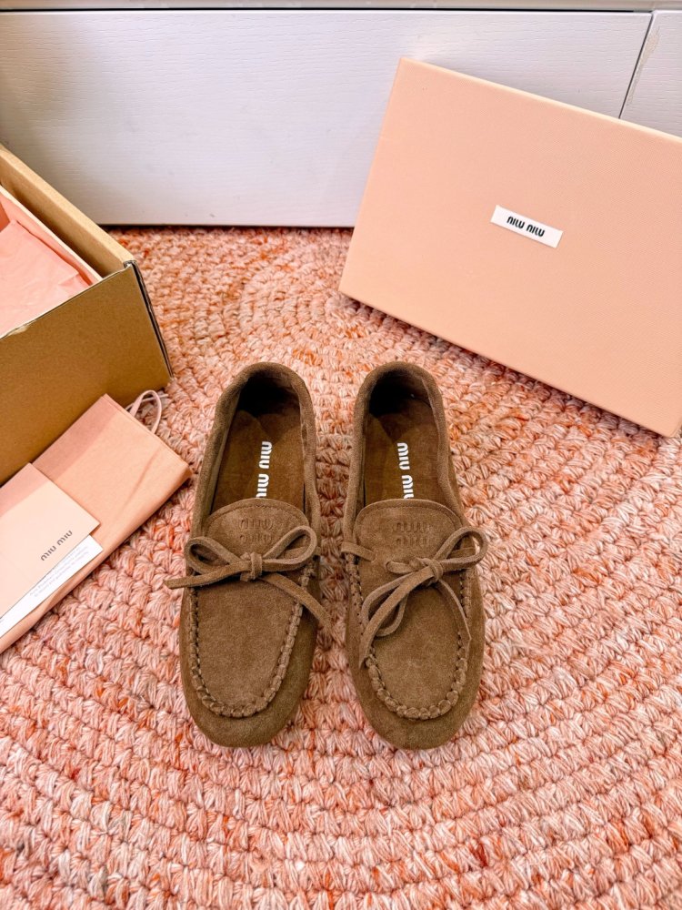 Лоферы of suede from braided кантом and decorative bow