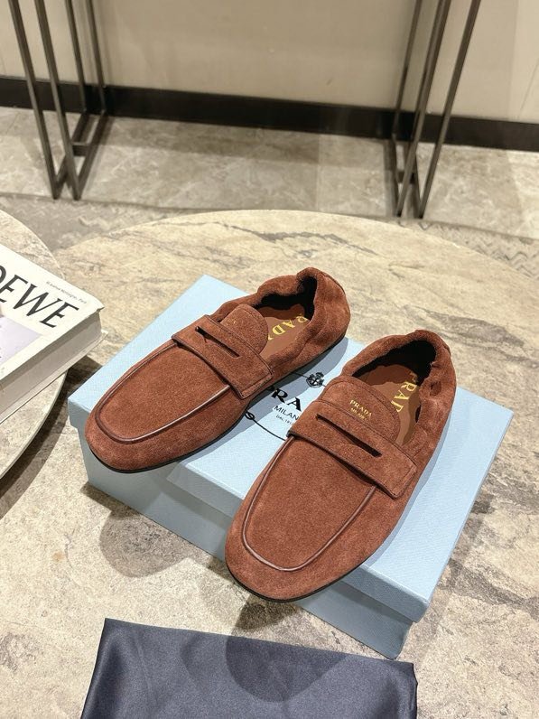 Лоферы кожаные женские