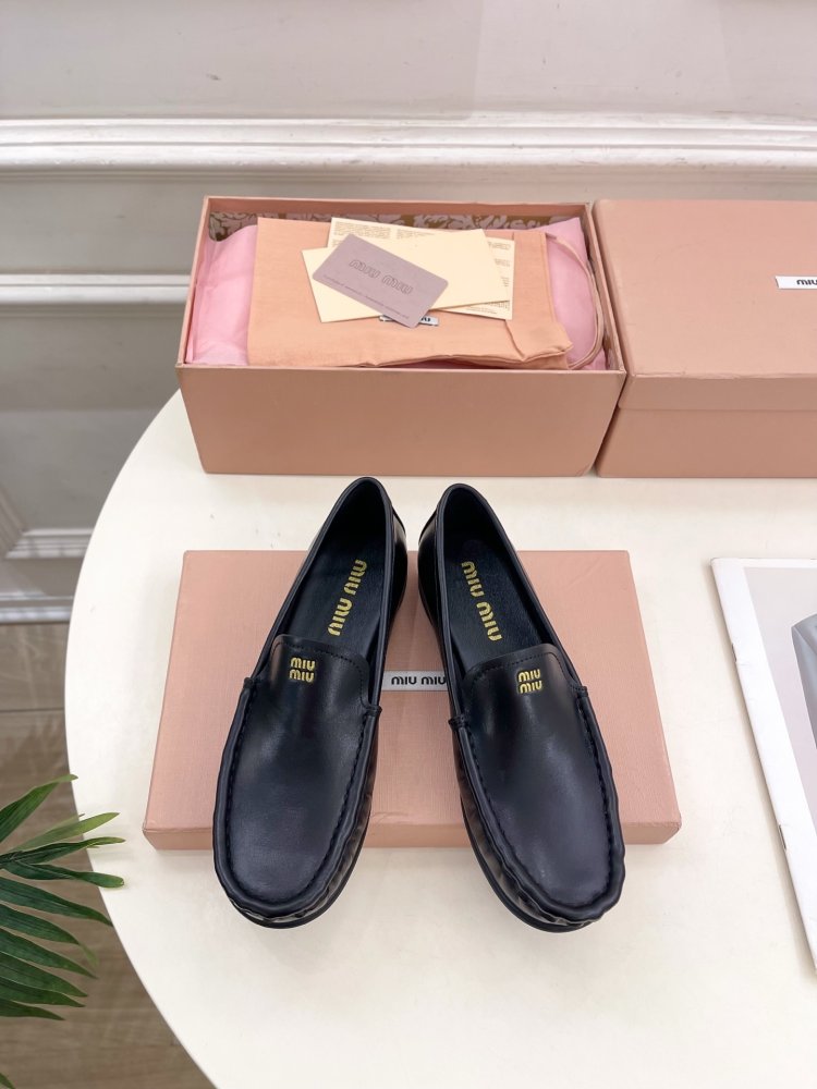 Лоферы кожаные женские