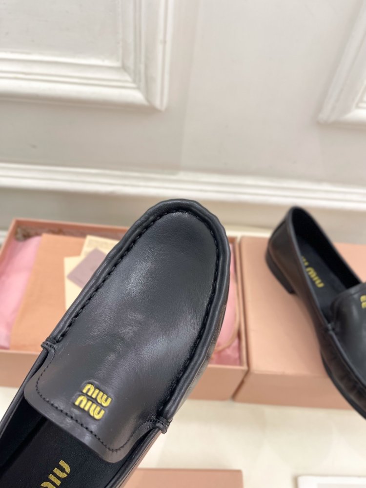 Лоферы кожаные женские фото 6