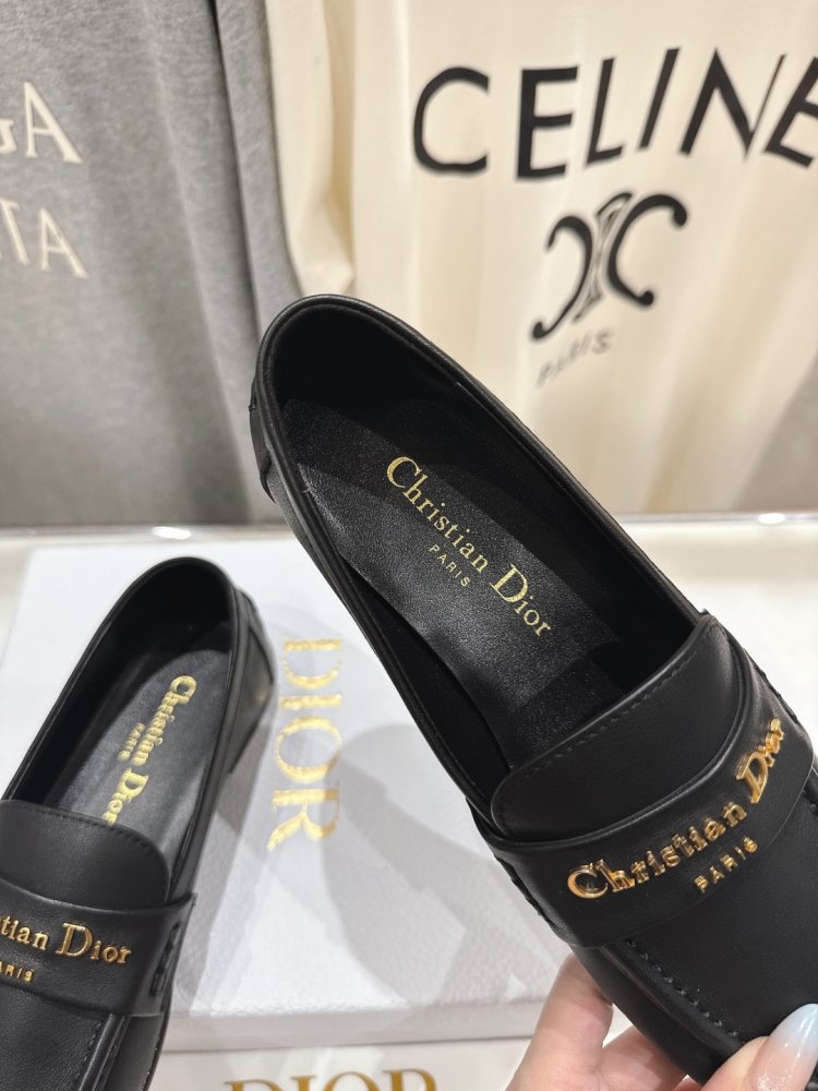 Лоферы кожаные женские фото 6