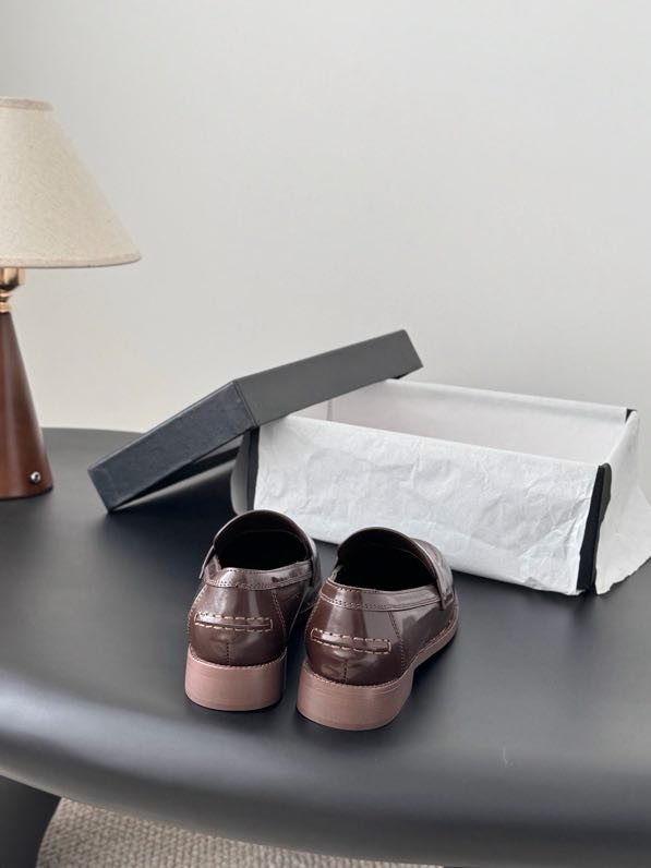 Лоферы кожаные женские фото 7