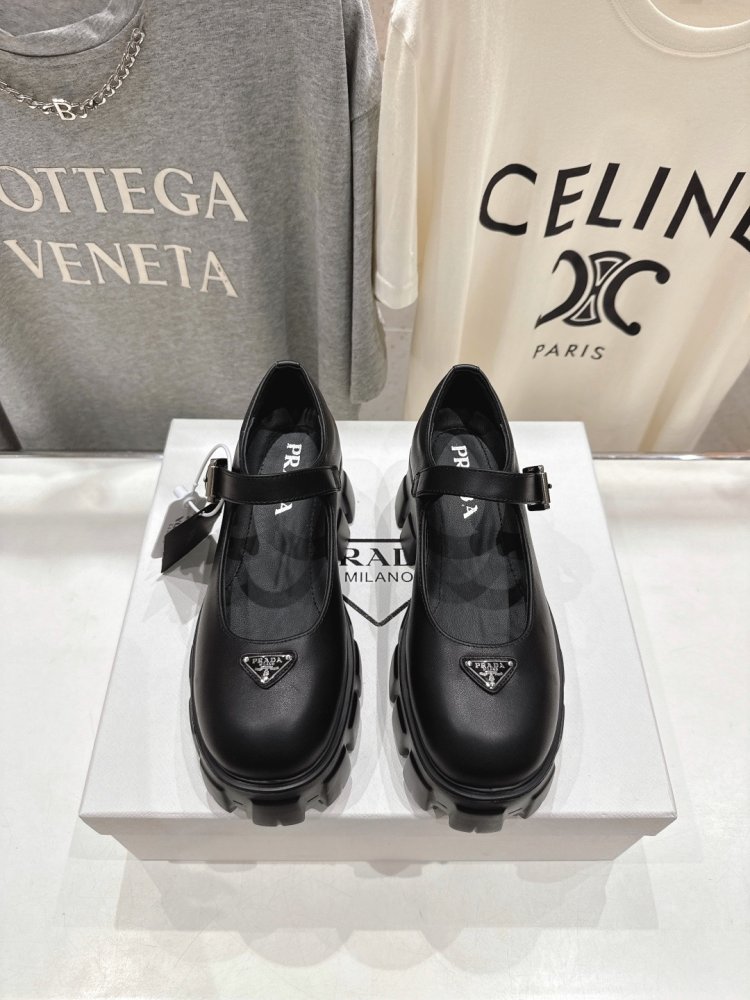 Лоферы на высокой подошве женские