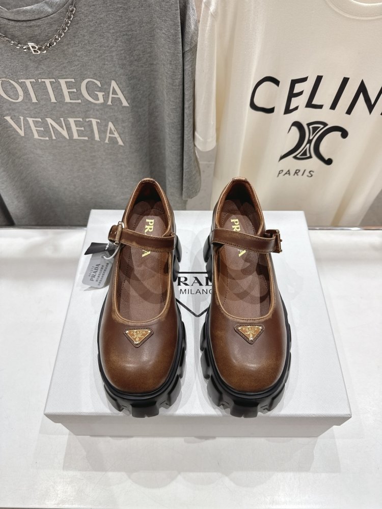 Лоферы на высокой подошве женские