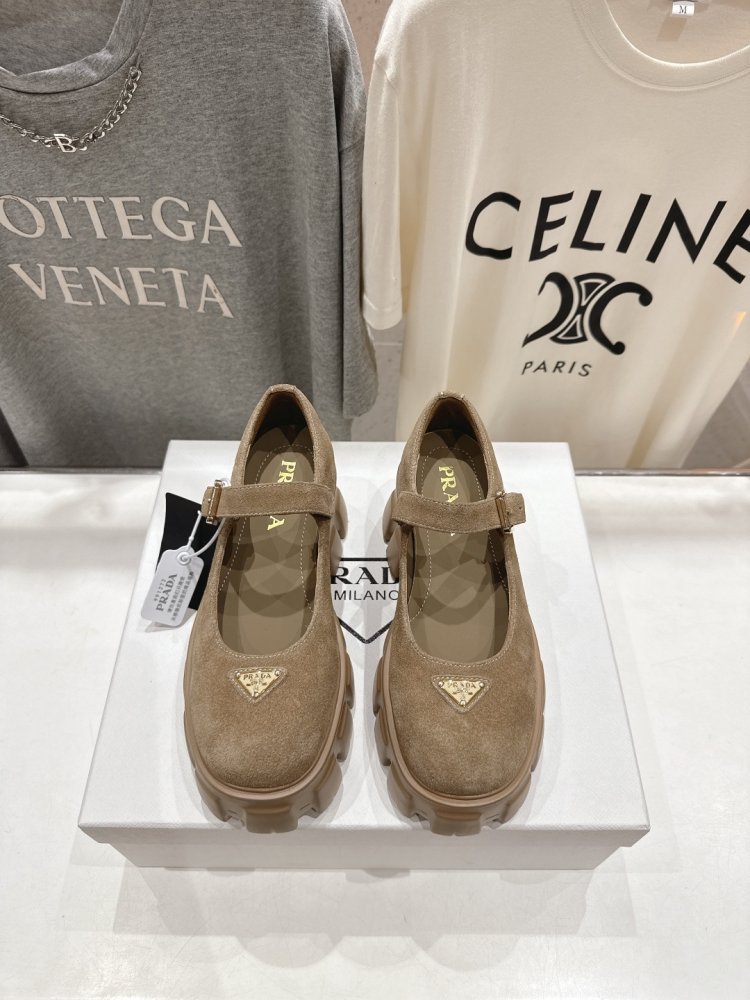 Лоферы на высокой подошве женские