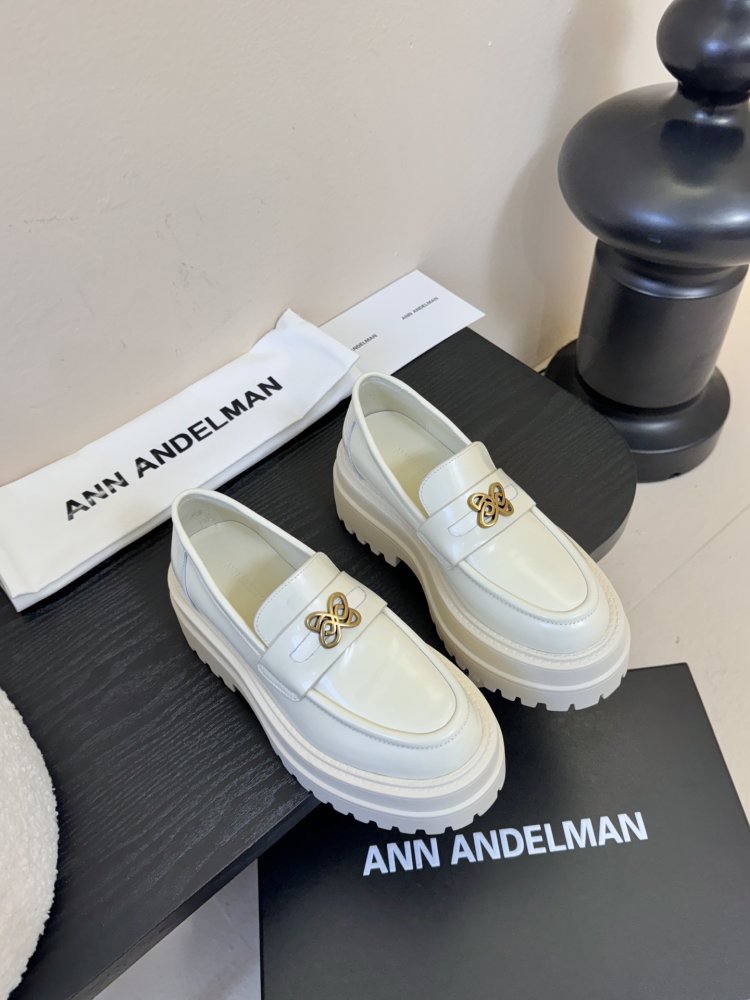 Лоферы жіночі білі лакові на товстої підошві з золотий фурнитурой масивні