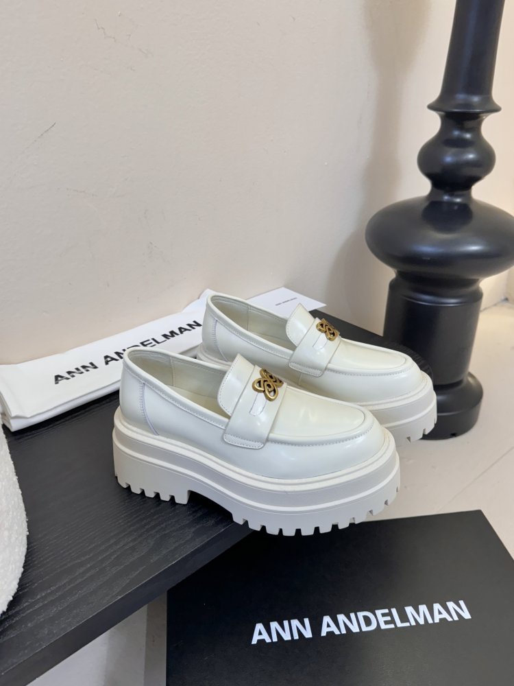 Лоферы жіночі білі лакові на товстої підошві з золотий фурнитурой масивні фото 2