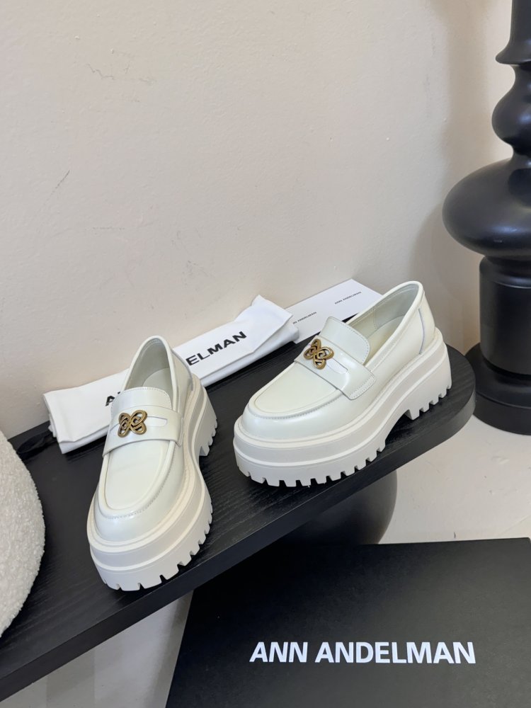 Лоферы жіночі білі лакові на товстої підошві з золотий фурнитурой масивні фото 3