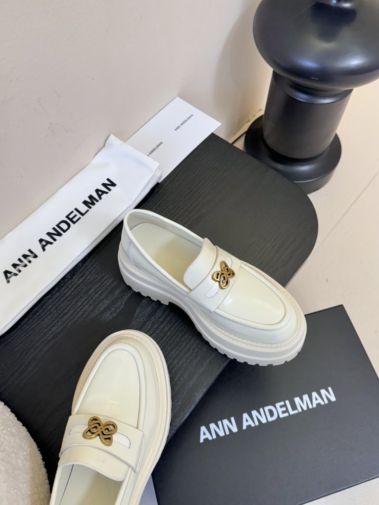 Лоферы жіночі білі лакові на товстої підошві з золотий фурнитурой масивні фото 4