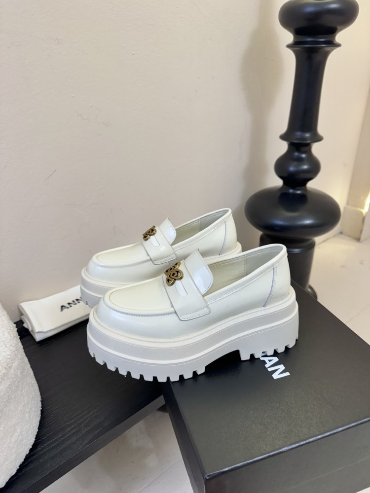 Лоферы жіночі білі лакові на товстої підошві з золотий фурнитурой масивні фото 5