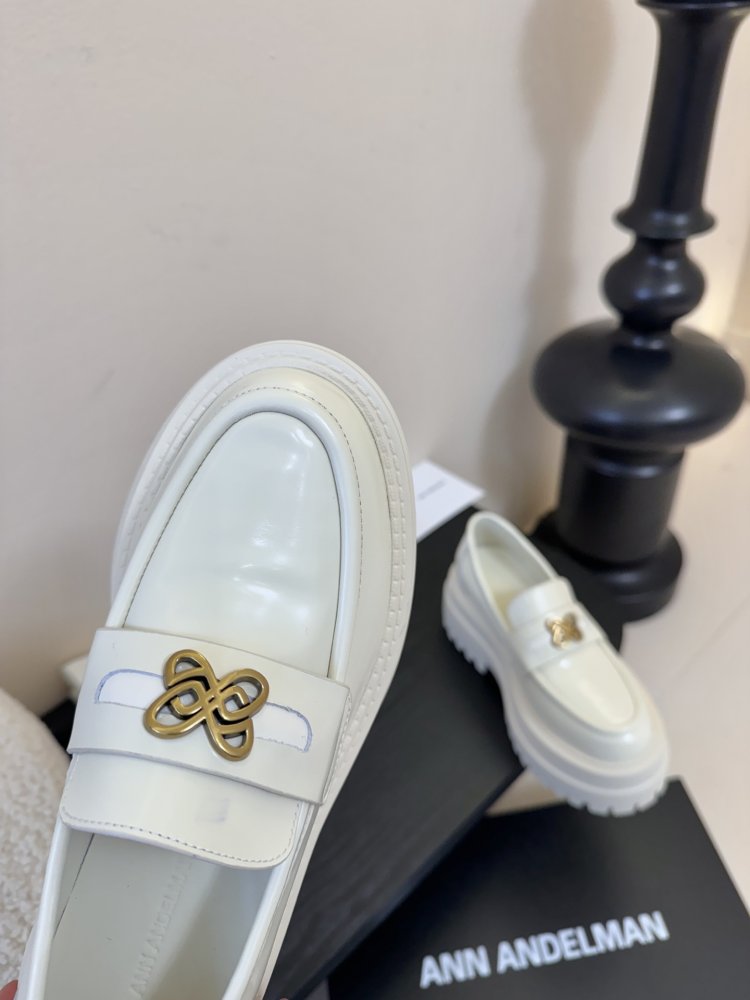 Лоферы жіночі білі лакові на товстої підошві з золотий фурнитурой масивні фото 6