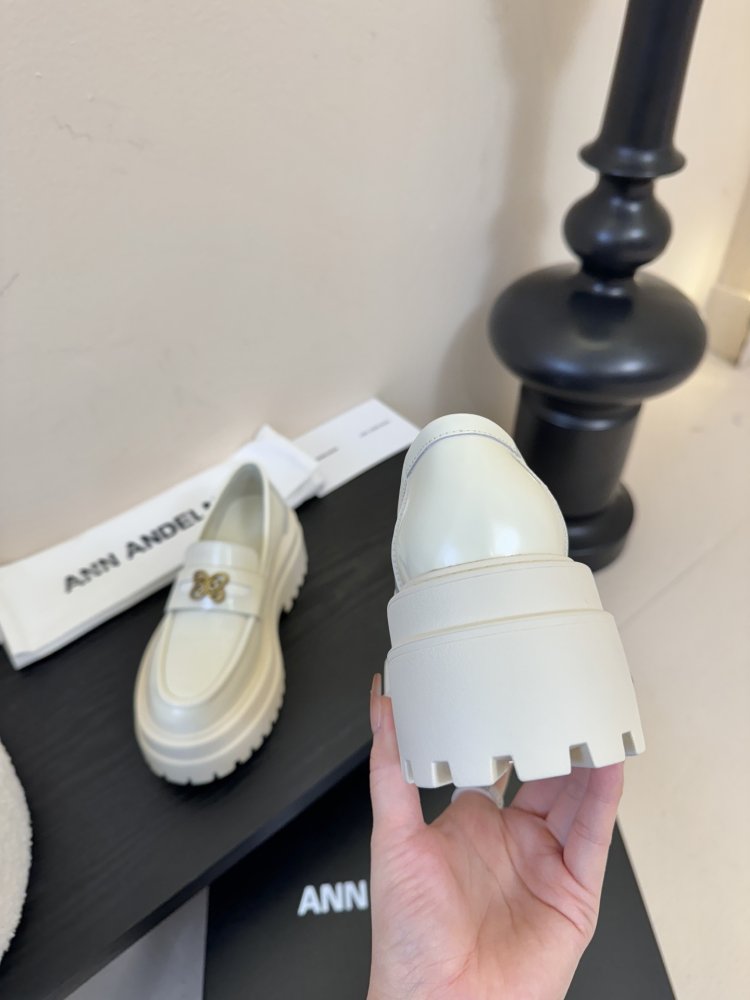 Лоферы жіночі білі лакові на товстої підошві з золотий фурнитурой масивні фото 7