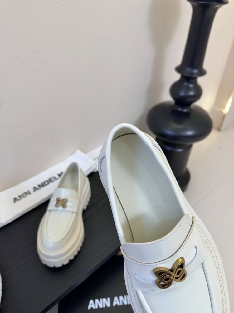 Лоферы жіночі білі лакові на товстої підошві з золотий фурнитурой масивні фото 8