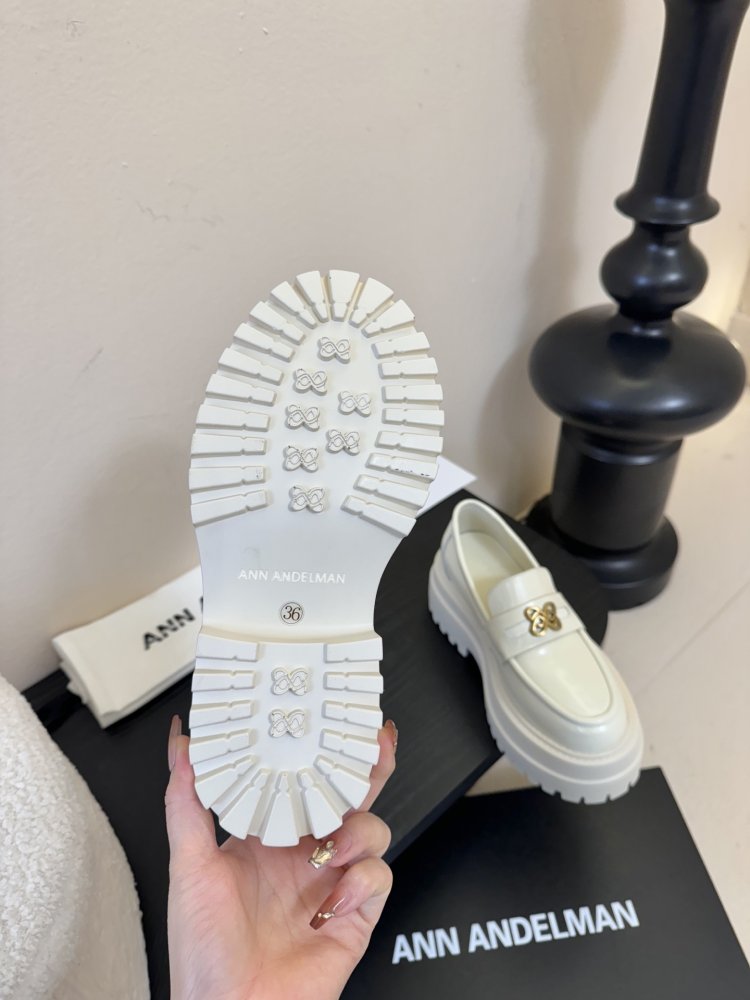 Лоферы жіночі білі лакові на товстої підошві з золотий фурнитурой масивні фото 9