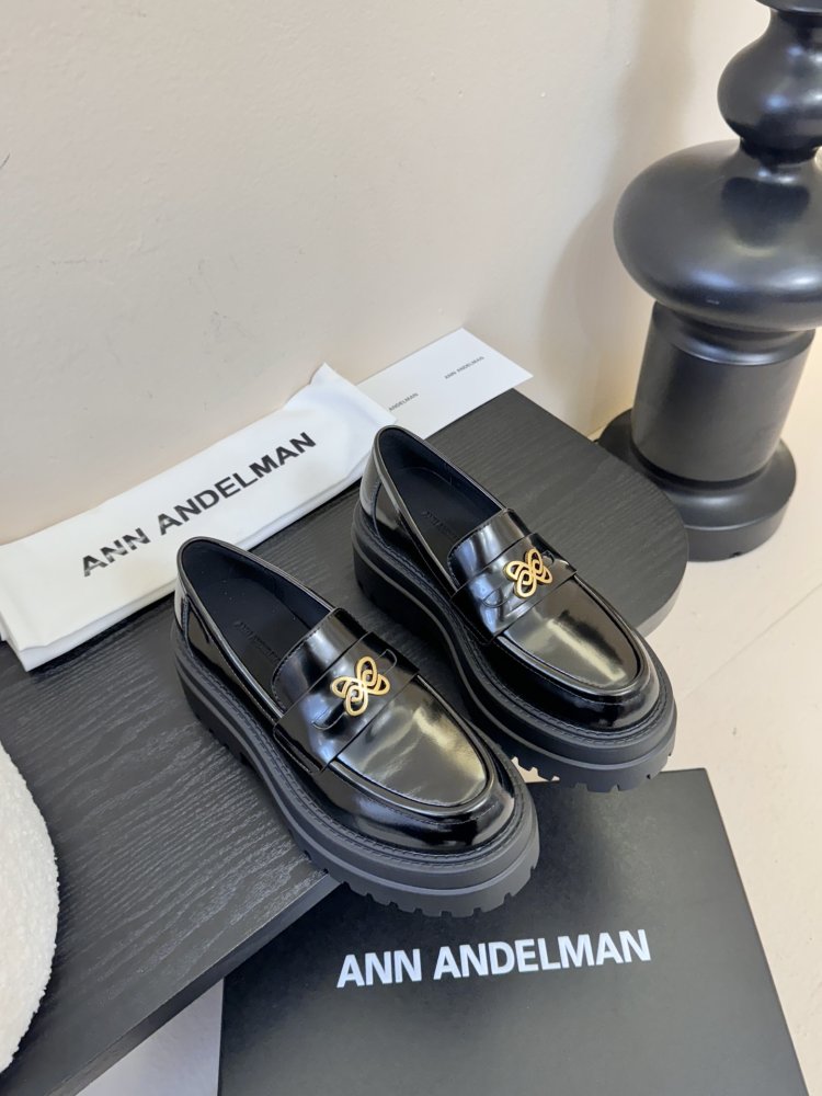 Лоферы жіночі чорні лакові на товстої підошві з золотий фурнитурой масивні