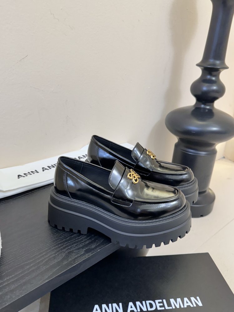 Лоферы жіночі чорні лакові на товстої підошві з золотий фурнитурой масивні фото 2