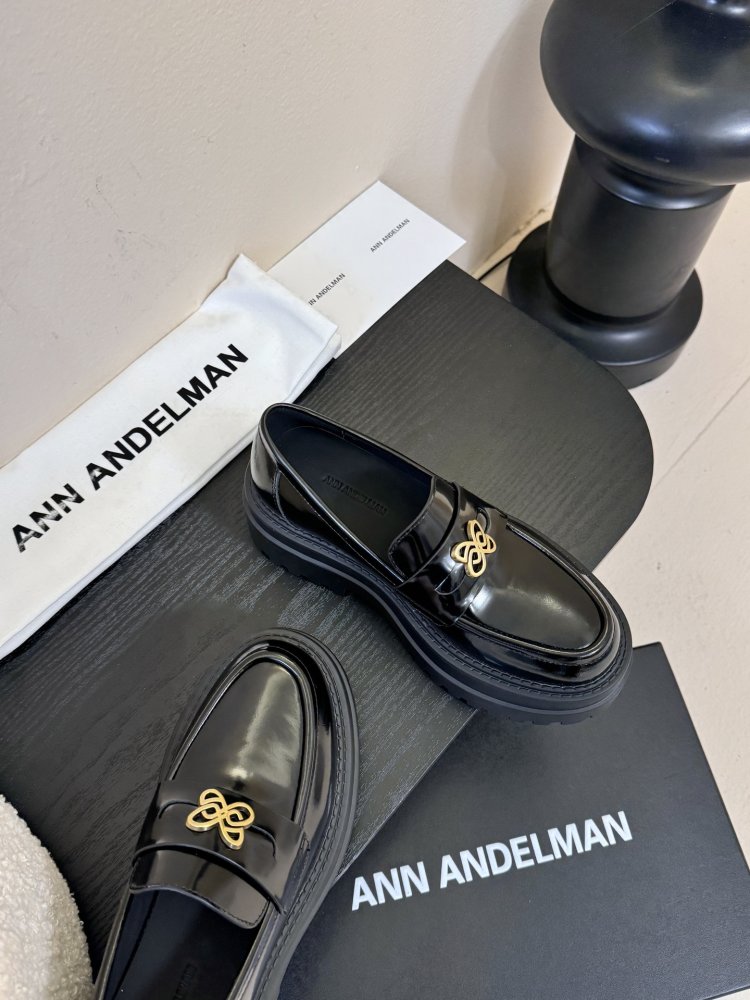 Лоферы жіночі чорні лакові на товстої підошві з золотий фурнитурой масивні фото 4