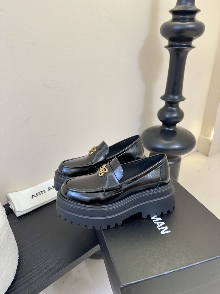 Лоферы жіночі чорні лакові на товстої підошві з золотий фурнитурой масивні фото 5