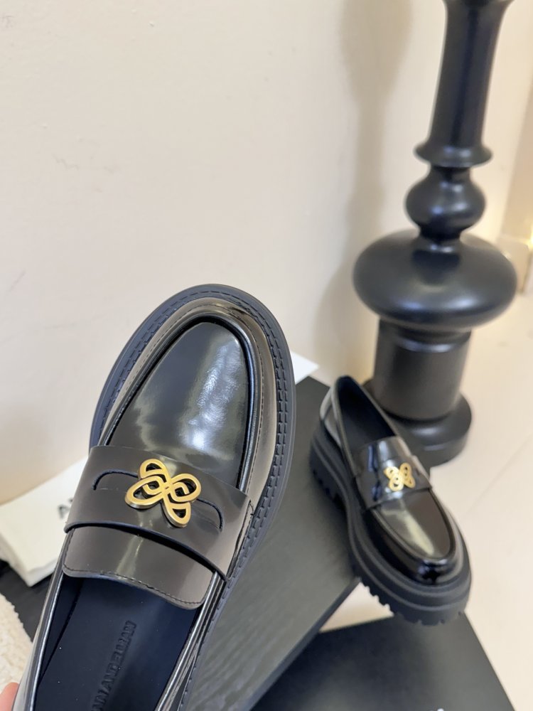 Лоферы жіночі чорні лакові на товстої підошві з золотий фурнитурой масивні фото 6