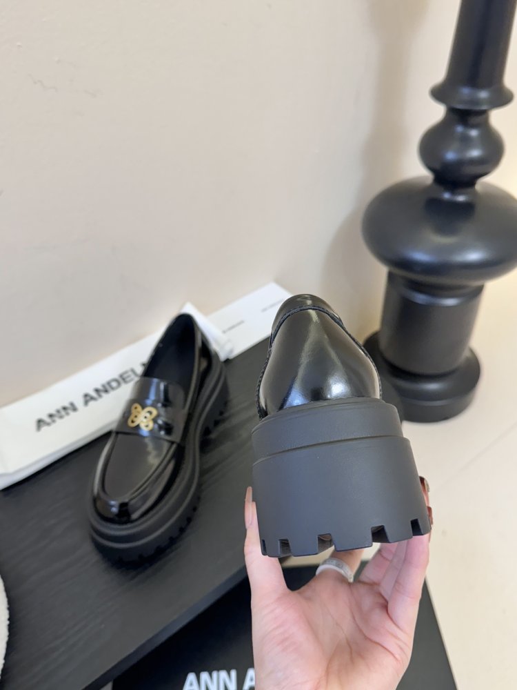 Лоферы жіночі чорні лакові на товстої підошві з золотий фурнитурой масивні фото 7