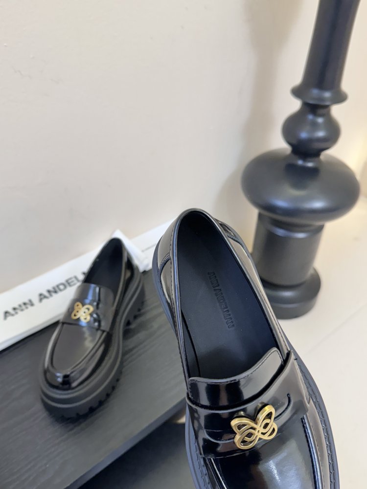 Лоферы жіночі чорні лакові на товстої підошві з золотий фурнитурой масивні фото 8