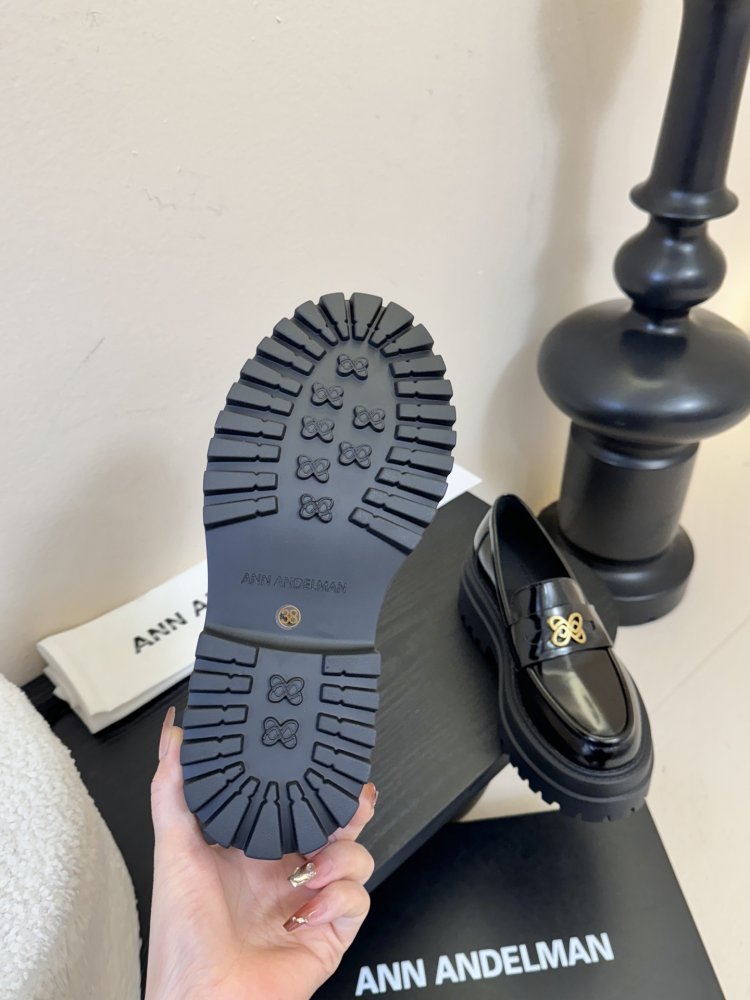 Лоферы жіночі чорні лакові на товстої підошві з золотий фурнитурой масивні фото 9