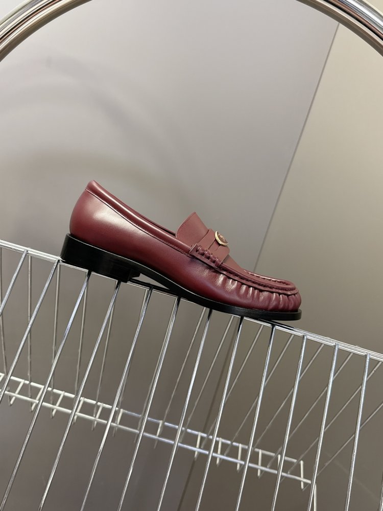 Лоферы женские кожаные с пряжкой на низком каблуке классические