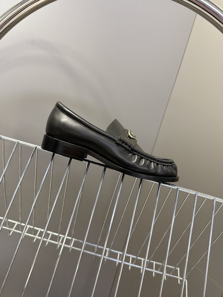 Лоферы женские кожаные с пряжкой на низком каблуке классические