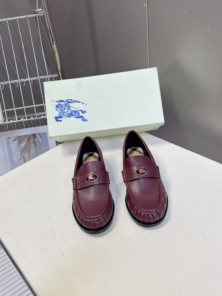 Лоферы женские кожаные с пряжкой на низком каблуке классические фото 2