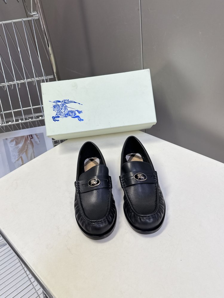 Лоферы женские кожаные с пряжкой на низком каблуке классические фото 2