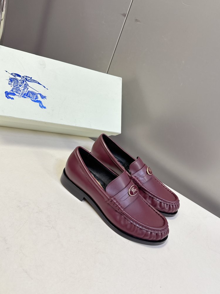 Лоферы женские кожаные с пряжкой на низком каблуке классические фото 3