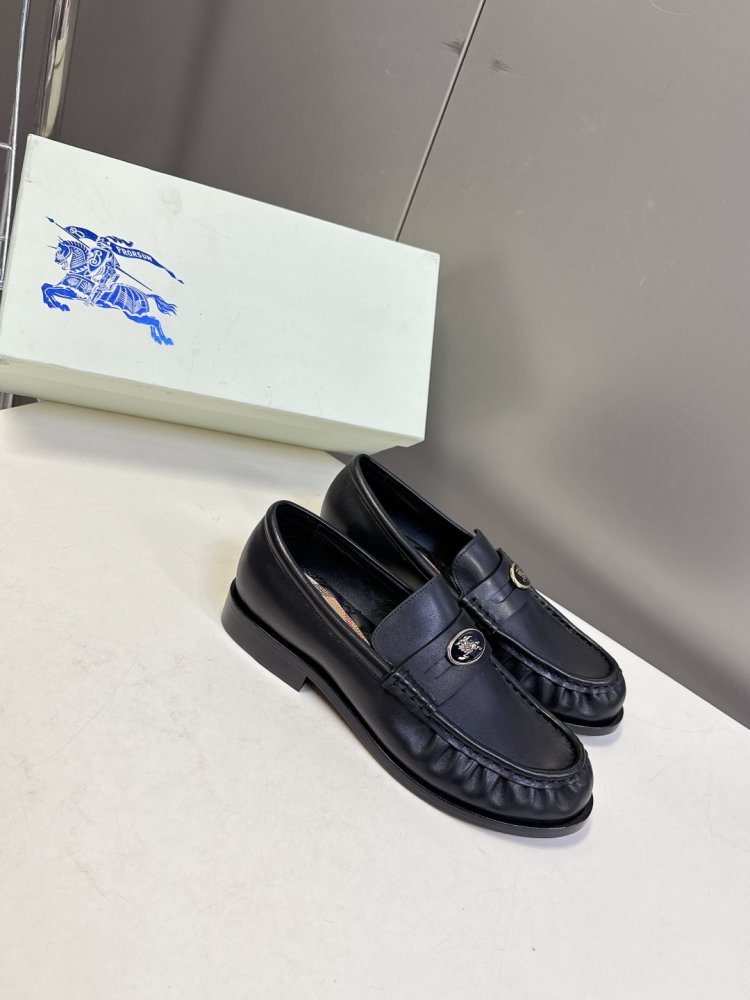 Лоферы женские кожаные с пряжкой на низком каблуке классические фото 3