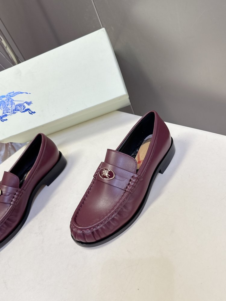 Лоферы женские кожаные с пряжкой на низком каблуке классические фото 4