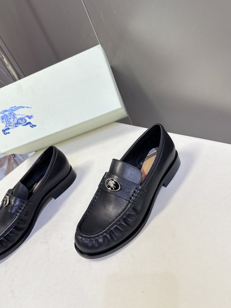 Лоферы женские кожаные с пряжкой на низком каблуке классические фото 4