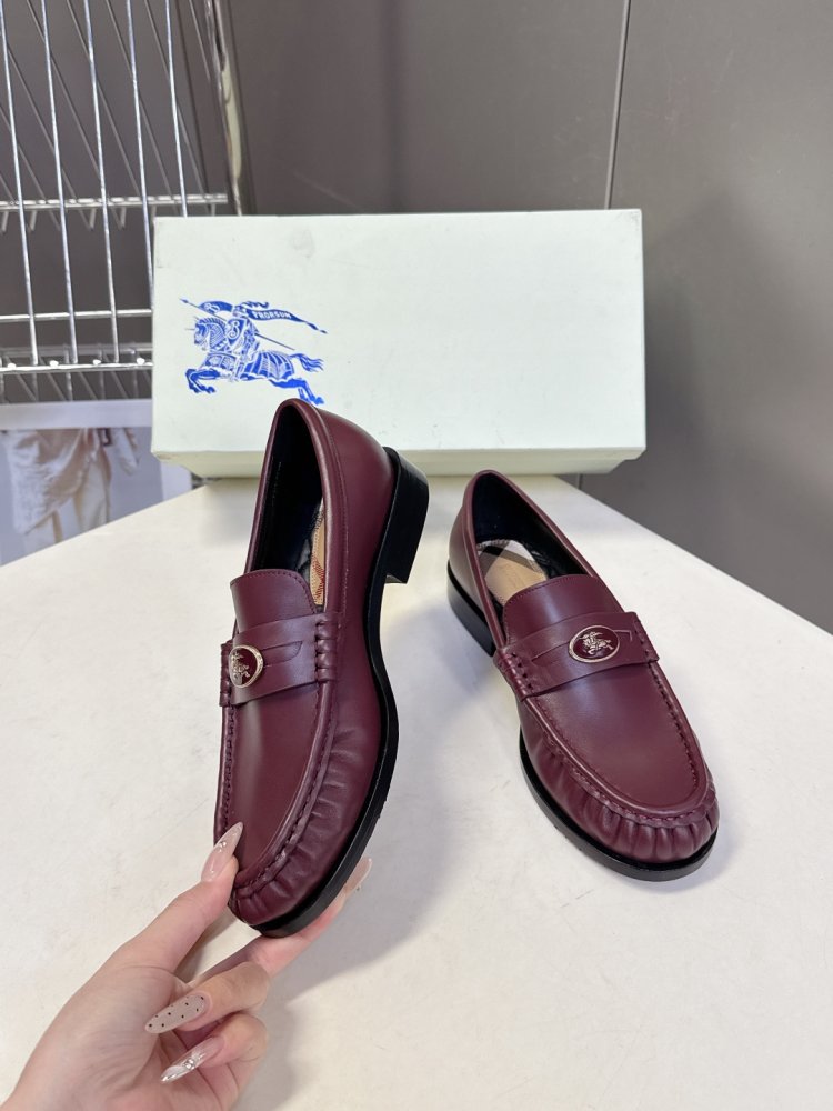 Лоферы женские кожаные с пряжкой на низком каблуке классические фото 5