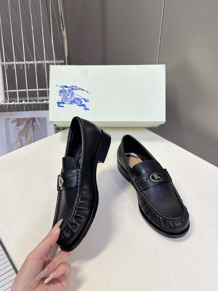 Лоферы женские кожаные с пряжкой на низком каблуке классические фото 5