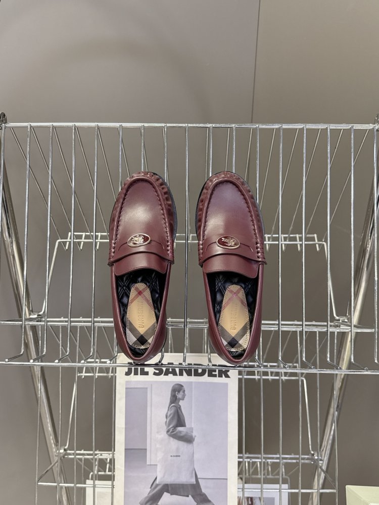 Лоферы женские кожаные с пряжкой на низком каблуке классические фото 6