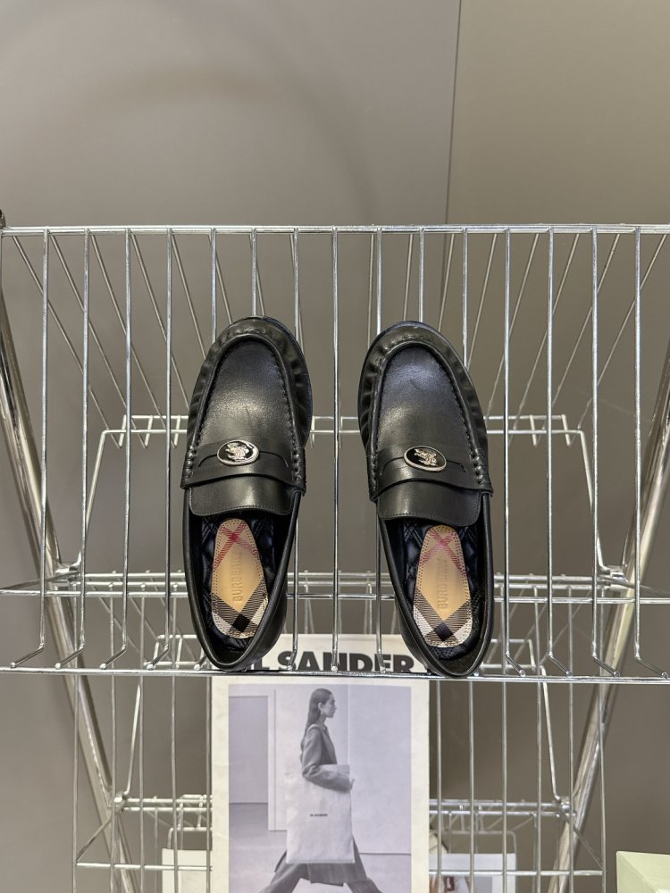 Лоферы женские кожаные с пряжкой на низком каблуке классические фото 6