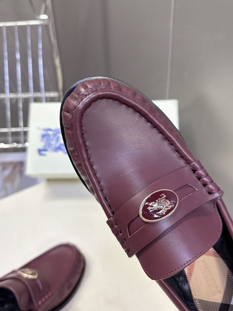 Лоферы женские кожаные с пряжкой на низком каблуке классические фото 7