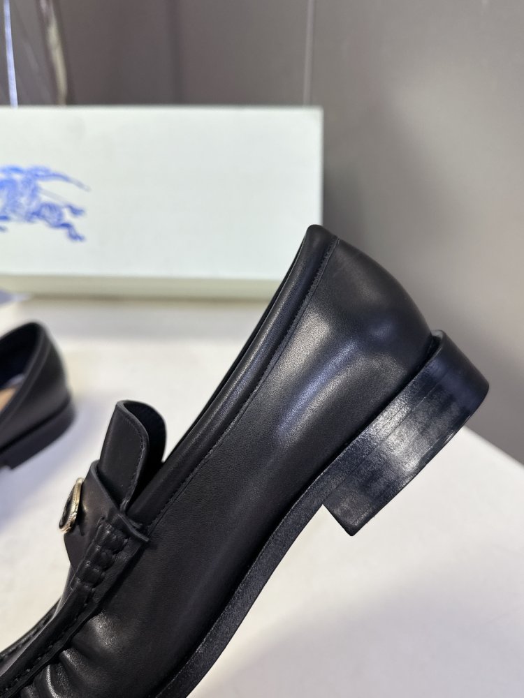 Лоферы женские кожаные с пряжкой на низком каблуке классические фото 7